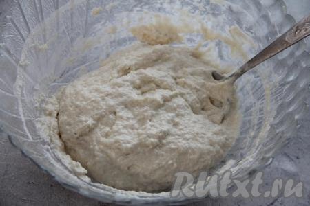 Перемешать тесто ложкой. Тесто для оладий должно получиться в меру густым и вязким, как на фото.