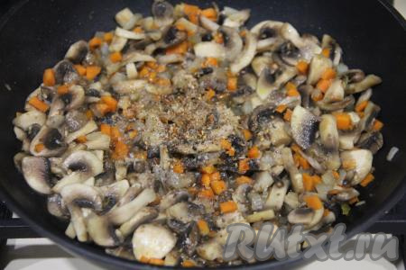 Обжарить грибы с овощами в течение 7 минут, не забывая время от времени помешивать. Добавить соль и специи, перемешать.