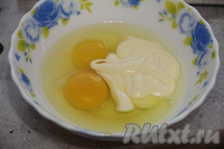 Для получения заливки в глубокой тарелке соединить сырые яйца и майонез, перемешать вилкой до однородности.
