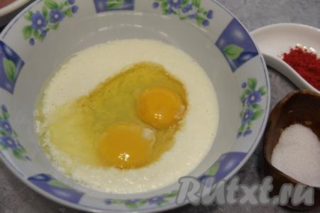 Луковую массу выложить в глубокую миску, добавить к ней сырые яйца.