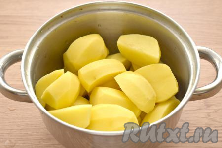 Очищаем картофель, разрезаем его на 2 или 4 части, складываем в подходящую для варки кастрюлю.