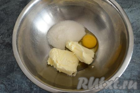 В глубокую миску выложить сахар, сливочное масло комнатной температуры, вбить яйцо.