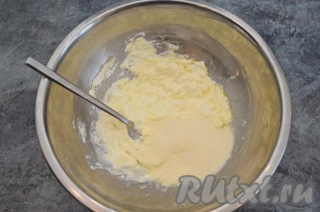 Вилкой растереть творог с яйцом и сахаром до однородной массы. Затем начать добавлять в творожную массу по 1 столовой ложке манки, каждый раз хорошо вмешивая её в тесто. 