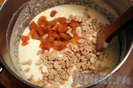 Курагу ошпарить и нарезать на четвертинки, арахис подсушить на сковороде и добавить в творожную пасху.