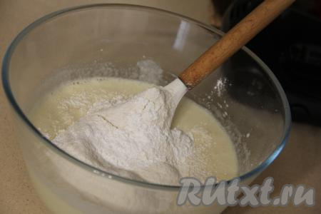 Сливочное масло растопить до жидкого состояния, дать ему немного остыть. К взбитым яйцам влить кефир и растопленное масло, перемешать лопаткой. Затем всыпать разрыхлитель и соль. Частями начать добавлять муку, каждый раз полностью вмешивая её в тесто для кекса.