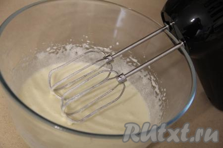 В объёмной миске миксером взбить яйца с сахаром и ванильным сахаром до увеличения в объёме и побеления массы (взбивать нужно минут 5-7).