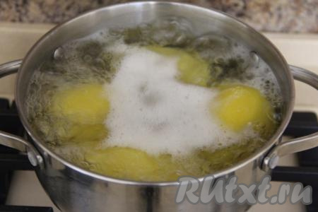 Варить картошку минут 10 с момента закипания, затем убрать с огня, воду слить, дать картошинам немного остыть.