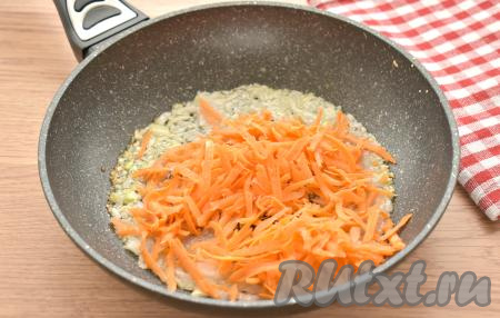 Затем добавляем на сковороду натёртую на тёрке морковь, перемешиваем, обжариваем, периодически помешивая, 5 минут (до мягкости морковки).