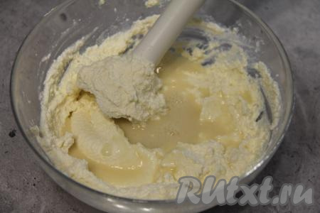 Затем в творожную массу влить растопленный желатин, пробить массу блендером.