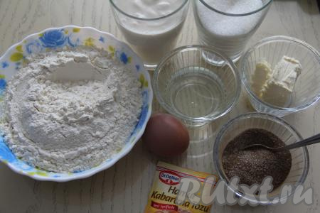 Подготовить продукты для приготовления кекса на ряженке в духовке. В этом рецепте замес теста делается обычным венчиком.