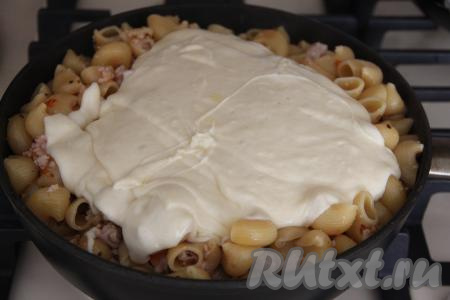 Горячий сырный соус выложить в сковороду к макаронам, приготовленным с фаршем, перемешать. 