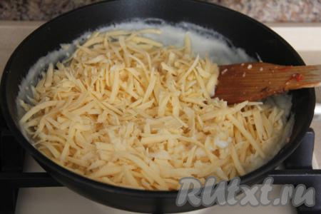 В получившийся соус выложить сыр, натёртый на крупной тёрке.
