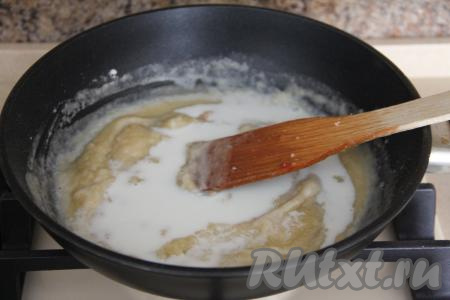 Затем влить молоко и тщательно перемешать соус до однородного состояния.