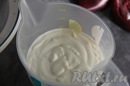 Влить молочно-желатиновую смесь в творожную массу и пробить получившийся мусс до однородности.