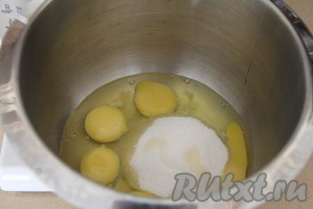 Соединить яйца и сахар в чаше миксера, взбить миксером в течение 7 минут (до пышного и светлого состояния).
