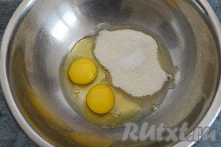 В глубокой миске соединить яйца, соль и оставшийся сахар.