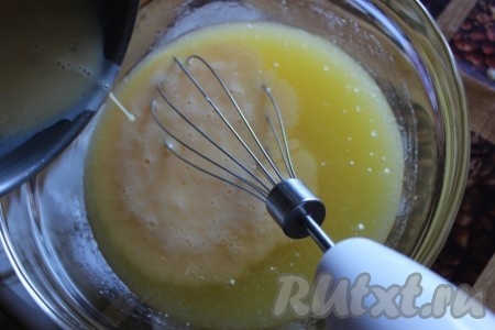 Яйца немного взбить с молоком и добавить к маргарину с сахаром, тоже перемешать.