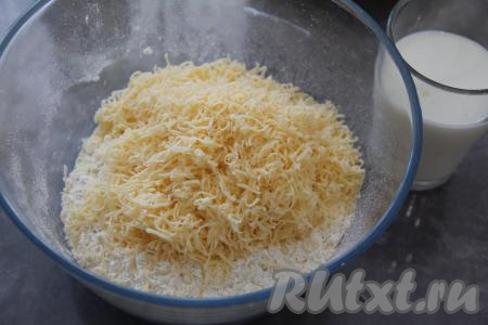 Натёртый сыр добавить в миску с сухими ингредиентами, перемешать.