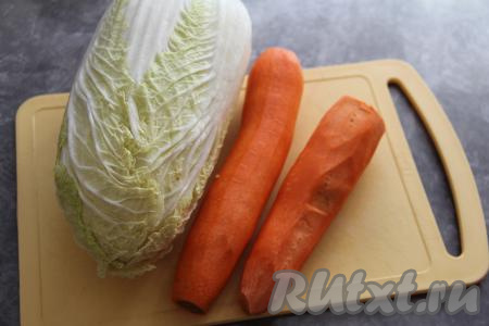 Подготовить продукты для приготовления пекинской капусты с морковью по-корейски. Морковь почистить.