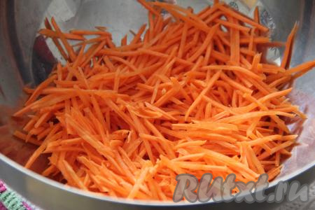 Для приготовления этой закуски морковку желательно натереть на тёрке для корейской моркови.