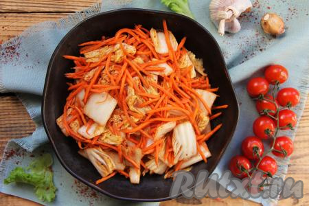 Пекинская капуста, приготовленная с морковью по-корейски, станет отличным дополнением к различным блюдам. Закуска получается в меру острой, аппетитной и очень вкусной.
