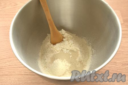 В миску просеиваем пшеничную муку, добавляем к ней сахар, соль и сухие быстродействующие дрожжи, перемешиваем сухие ингредиенты лопаткой (или столовой ложкой).