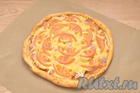 Отправляем пиццу с сосисками, помидорами и сыром в духовку, разогретую до 190 градусов, выпекаем 20-25 минут. Аналогично формируем вторую пиццу. Также можно сделать одну большую пиццу на весь противень.
