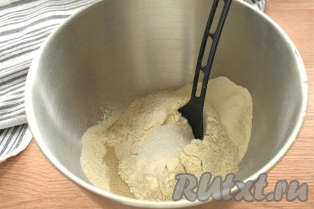 Прежде всего замесим дрожжевое тесто для беляшей, для этого в достаточно глубокой миске соединяем просеянную муку, сахар, соль и дрожжи, хорошо перемешиваем.
