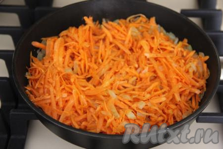 К мягкому луку добавить натёртую на крупной тёрке морковку, перемешать, обжаривать овощи, иногда помешивая, минут 7-8, затем убрать с огня. Обжаренным овощам дать немного остыть.
