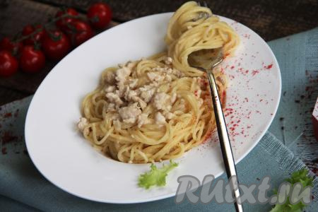 Разложить спагетти с фаршем в сливочном соусе по тарелкам и подать вкусное, достаточно сочное и сытное блюдо в горячем виде к столу.