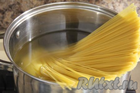 Пока жарится фарш, довести в кастрюле воду до кипения, затем подсолить, выложить спагетти, перемешать. С момента закипания воды варить спагетти на небольшом огне до готовности (в течение времени, указанного на упаковке спагетти, которые вы варите). Мои спагетти варились 7 минут.