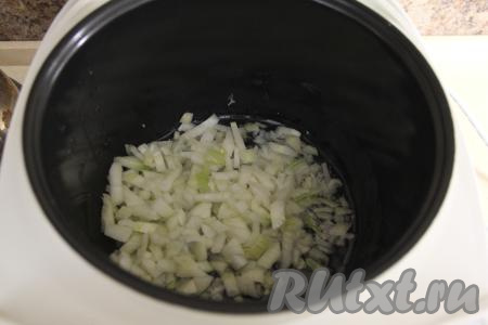 Почистить лук и морковь. Влить растительное масло в чашу мультиварки, после этого выложить мелко нарезанную луковицу, обжарить в течение 2-3 минут (до мягкости лука), помешивая и не закрывая крышку мультиварки.