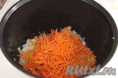 Натереть морковку на крупной тёрке и выложить в чашу с обжаренным луком, перемешать. Обжаривать овощи, не забывая иногда помешивать, в течение 3-4 минут.