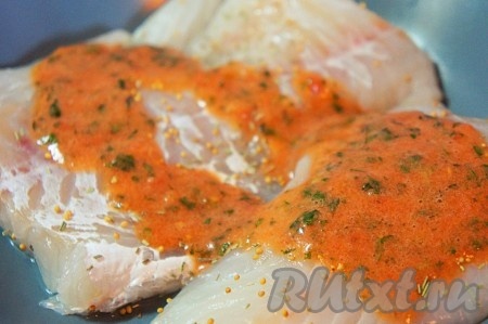 К треске добавить горчицу горошком, сушёный розмарин и полить маринадом. Оставить рыбу мариноваться на 10 минут.