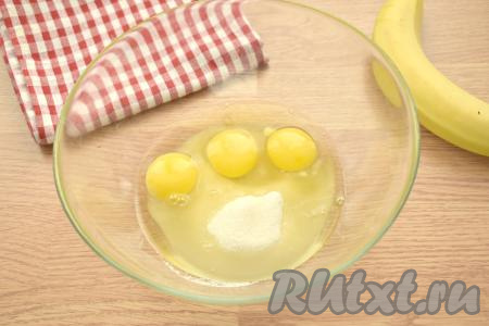 Сливочное масло растапливаем и даём ему немного остыть. В глубокую миску разбиваем яйца, всыпаем к ним сахар и вбиваем миксером в течение 2-3 минут. Яично-сахарная масса должна получиться пышной и светлой.