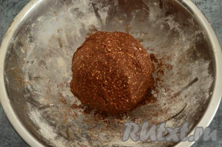Тесто для приготовления овсяного печенья с какао должно собраться в шар и быть практически не липнущим к рукам. Как только добьётесь такой консистенции, значит больше муку можно не добавлять.