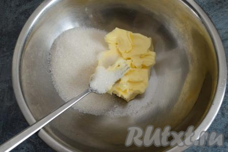 Размягчившееся сливочное масло, переложить в миску, всыпать к нему сахар. С помощью вилки растереть масло с сахаром до получения однородной массы.