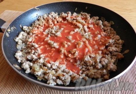Влить томатный сок, довести до кипения, уменьшить огонь и немного потушить мясной соус до загустения.
