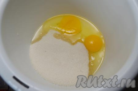 По прошествии 30 минут яйца разбить в ёмкость, в которой будет удобно взбивать миксером, всыпать сахар, взбить в течение 5 минут на максимальной скорости миксера.