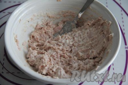 Размять тунца с сыром с помощью вилки в однородную массу.