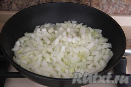 Влить в сковороду растительное масло, разогреть его, затем выложить мелко нарезанные луковицы, обжаривать их минут 5-7 (до прозрачности) на среднем огне, периодически помешивая.