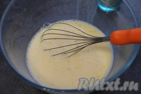 В глубокую миску влить стакан молока, добавить сырые яйца, соль и сахар, перемешать массу венчиком.