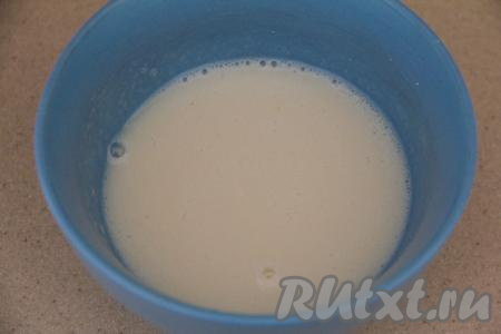 20 грамм желатина всыпать в миску, залить холодным молоком, тщательно перемешать и оставить набухать минут на 10-15.