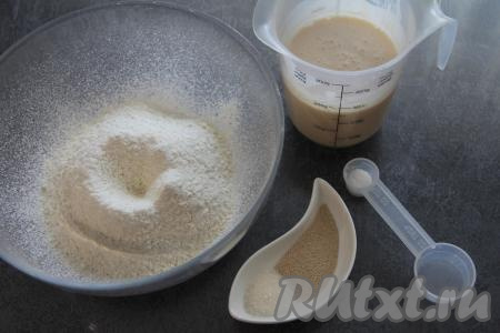 В миску просеять муку, добавить соль, сахар и дрожжи, перемешать сухие ингредиенты. Кефир подогреть примерно до 40 градусов.