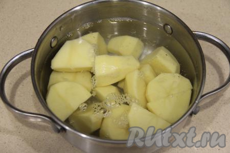 Пока тесто отдыхает, приготовим картофельную начинку для лепёшек. Для этого очищенную картошку, нарезанную на части, нужно выложить в кастрюлю, залить полностью водой и отварить с момента закипания воды в течение минут 25 (до готовности картофеля), затем всю воду слить.