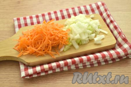Лук нарезаем на маленькие кусочки, морковь натираем на средней тёрке. В сковороде прогреваем растительное масло, выкладываем морковку с луком, иногда перемешивая, обжариваем овощи на среднем огне минут 5 (до мягкости морковки).