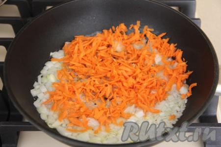 Обжарить лук в течение 5 минут (до прозрачности), периодически помешивая, на среднем огне. К обжаренному луку выложить морковь, натёртую на крупной тёрке, перемешать. Обжаривать овощи минут 5, иногда помешивая.