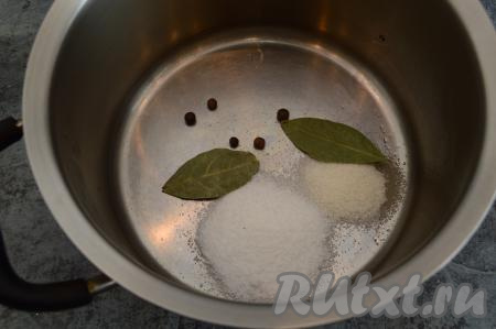 Сперва сварим рассол, для этого в кастрюлю нужно насыпать соль, сахар, выложить горошины душистого перца и лавровые листья, влить 0,5 литра воды, перемешать.