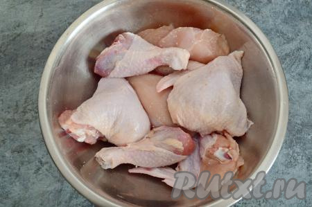 Кусочки курицы сложить в глубокую миску и посолить по вкусу.
