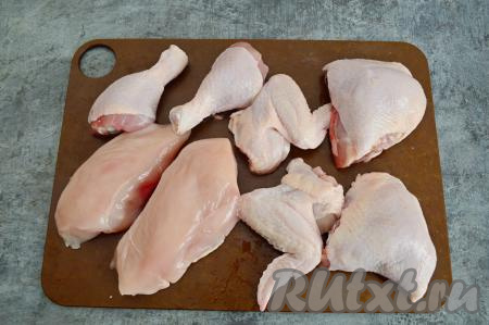 Аналогично разделываю вторую часть птицы. Кости от грудки я запекать не буду, я предпочитаю варить из них бульон. Вот такие порционные кусочки курицы получились.